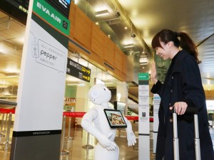Major airports trial new interactive robots article image