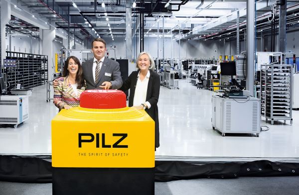 PilzFamily Susanne Thomas Renate Pilz 1MB _event_unveil_5211_cold1_2015_10